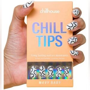 Chill Tips Wavy Baby Short Round Black & White Squiggle Press On Nails